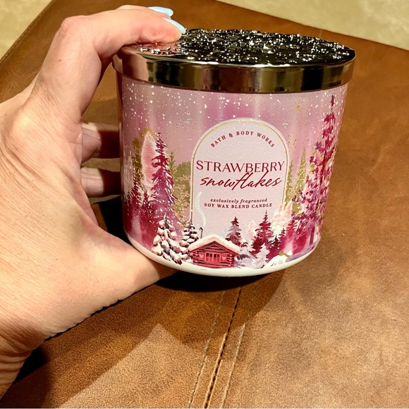 NEW WITH TAGS - Bath & Body Works - Strawberry Snowflakes Candle - Picture 1 of 5